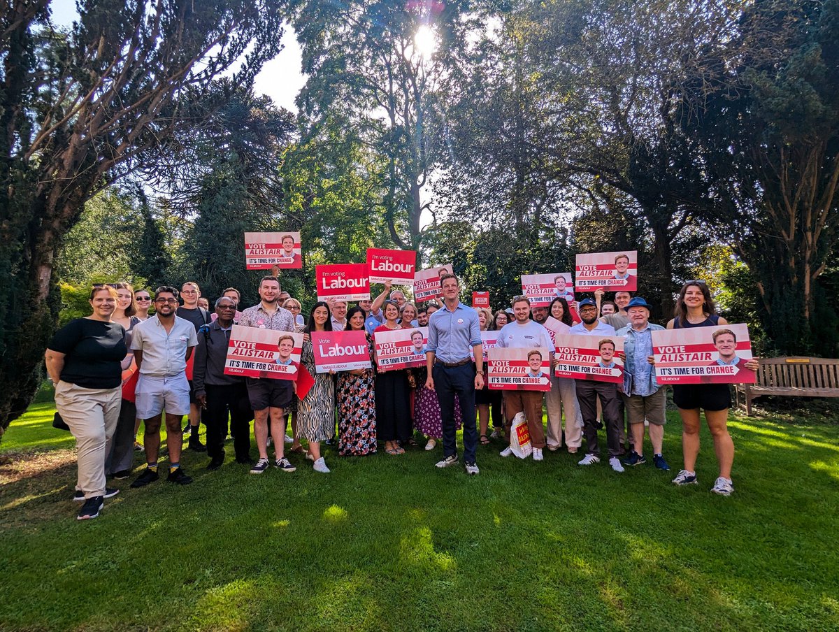 rach_hopkins's tweet image. What a weekend out &amp;amp; about with the brilliant Alistair Strathern in #MidBeds. 

Clear message from many people in #Flitwick and #Ampthill that it’s time for change and they’re switching to vote Labour and #Ali4MidBeds

(Love my sunflower posy from the #Pulloxhill village show!)