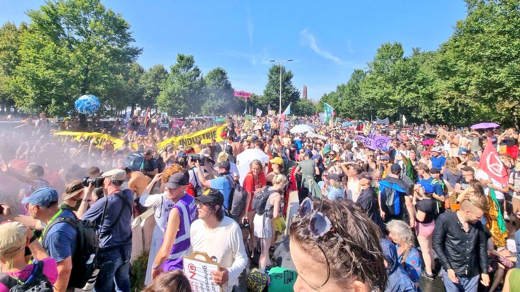 Aus Protest gegen die #Klimapolitik der niederländischen Regierung haben rund 25.000 #ExtinctionRebelionRebellion-Aktivist*innen in #DenHaag am Samstag die Autobahn #A12 blockiert.

#StopFossieleSubsidies

1/2