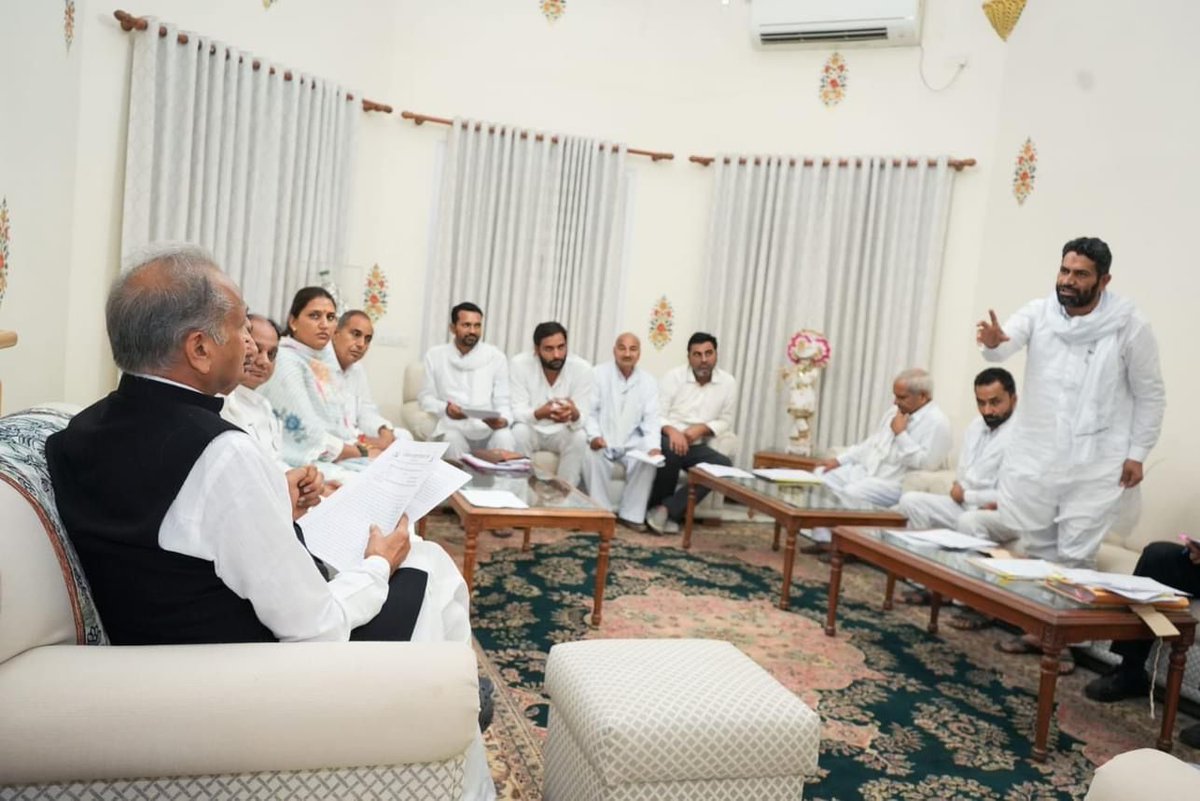 KisanSabha's tweet image. #मुख्यमंत्री के किसान सभा के प्रतिनिधि मंडल की हुई वार्ता,मुख्यमंत्री ने फसल बीमा क्लेम क्रॉप कटिंग रिपोर्ट के आधार पर देने के दिए निर्देश। #STEC की बैठक में होगा अंतिम फैसला। STEC की बैठक तक पड़ाव रहेगा जारी। @ashokgehlot51