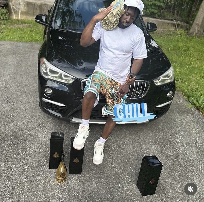 frioisablaque's tweet photo. Put $8,000 on it. I got a BIG SURPRISE comin for yall REAL SOON‼️ #aceofspades #rose #armanddebrignac https://t.co/sZP8seb9jB