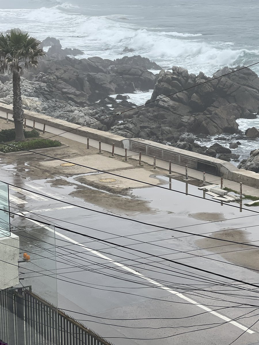 Polhaca's tweet photo. Que alguien del municipio puede ayudar a ver esta situación que sucede desde ayer… hoy tenemos unas pozas enormes en pleno Borgoño,
Agua proviene de edificio en la foto, borgoño altura 16070.
Puede provocar un grave accidente, por favor ayuda! 
Grc
@vinadelmar @CarabValparaiso https://t.co/ki1YpMqau1