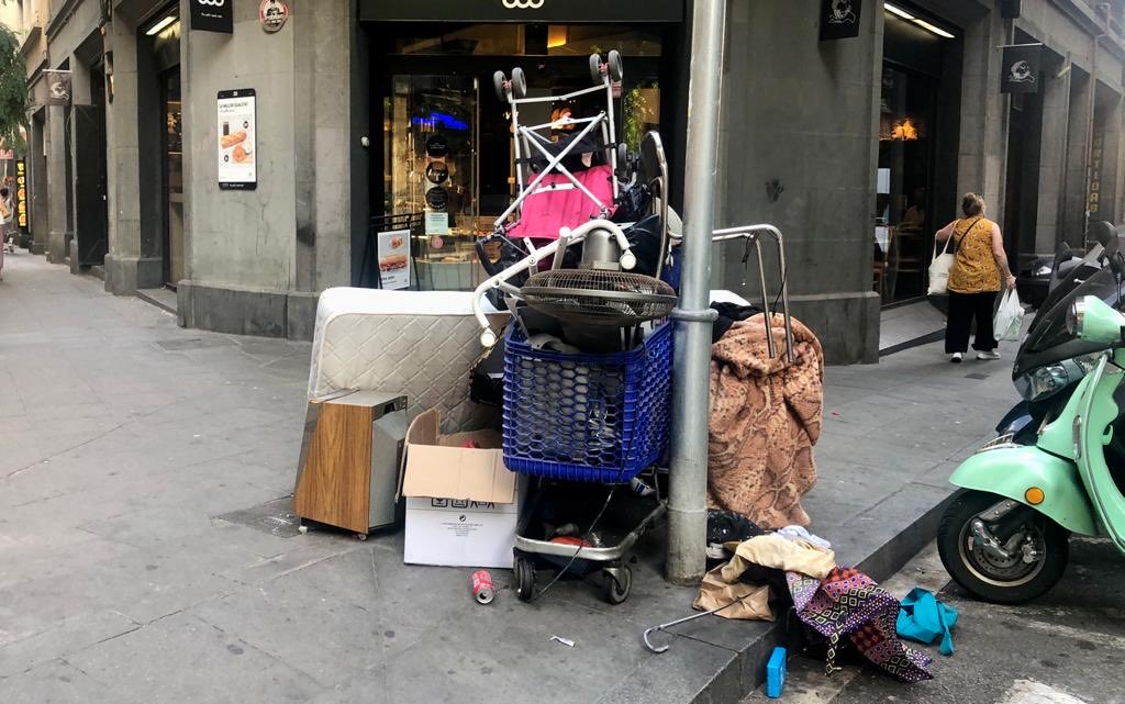 pladamunt's tweet photo. Raval …. Calle Obispo Laguarda con Riera Alta.
Esta esquina es un nido de porquería y además peligrosa porque muchas veces tienen objetos punzantes, cristales.
Aquí se dedican a vender no empecemos a generar el mercado de la miseria.@#ayuntamiento barcelona @#jaume Collboni. https://t.co/mP59dH4MPf