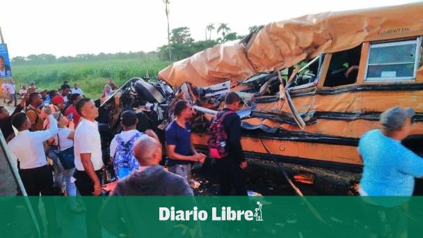 DiarioLibre's tweet photo. 🚨 |#SucesosDL| Digesett detiene a conductor por accidente en La Otra Banda que dejó nueve muertos

🔗https://t.co/FqRTZGXR0h

#DiarioLibre #Digesett #AccidenteMortal #Conductor #Aviam #LaOtraBanda https://t.co/EJNyuzrQmH