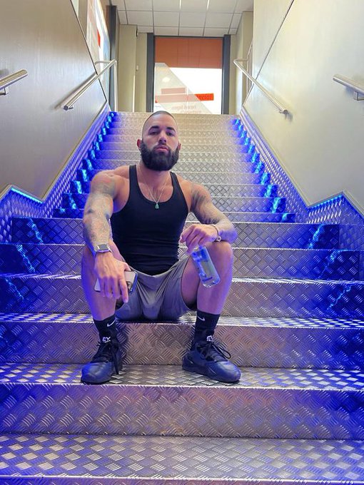 heavily endowed 😉 https://t.co/gifjlEaDXf