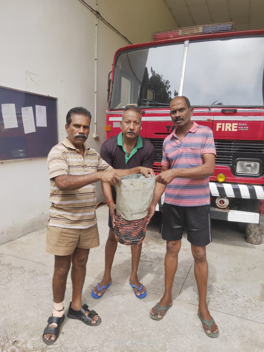 FireService_ANP's tweet photo. #FSCarNicobar personnel,understanding its importance have made Strainers themselves,by using (waste/spare)electric wires in an improvised manner.
WELL DONE https://t.co/wCfUgyQGLN