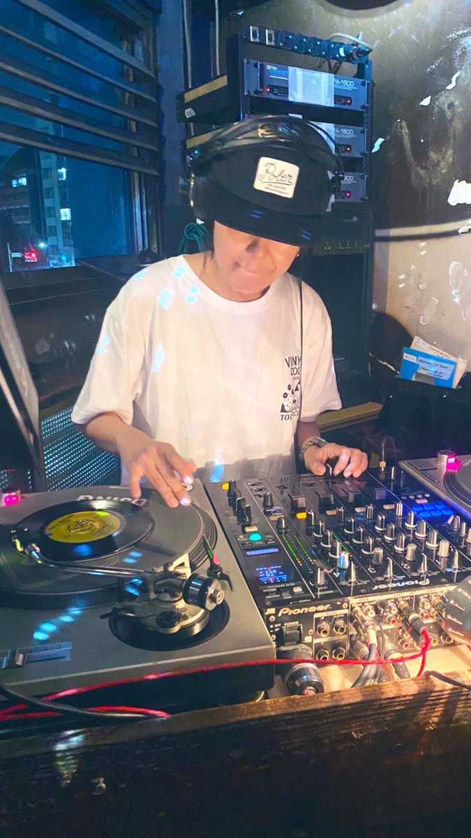 tok38's tweet image. 今夜のダブルサイダー、マジで行ってよかった！クボタタケシさんのエフェクト使いによる音に包まれる様なバレアリックなハコの鳴らし方、ケータさんと川西さんの数千枚に1枚レベルの最高のレコードによる絶妙な繋ぎの神々のB2B…🔥里さんの応援のつもりで遊びに行ったけど、DJとして超良い刺激受けた‼️