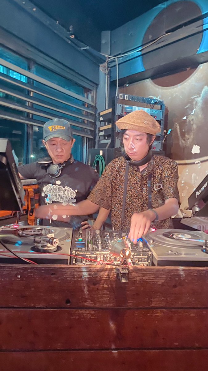 tok38's tweet image. 今夜のダブルサイダー、マジで行ってよかった！クボタタケシさんのエフェクト使いによる音に包まれる様なバレアリックなハコの鳴らし方、ケータさんと川西さんの数千枚に1枚レベルの最高のレコードによる絶妙な繋ぎの神々のB2B…🔥里さんの応援のつもりで遊びに行ったけど、DJとして超良い刺激受けた‼️
