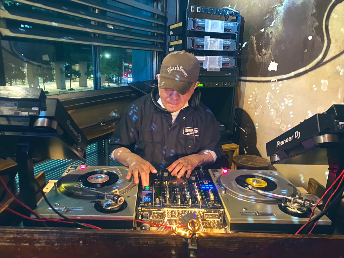 tok38's tweet image. 今夜のダブルサイダー、マジで行ってよかった！クボタタケシさんのエフェクト使いによる音に包まれる様なバレアリックなハコの鳴らし方、ケータさんと川西さんの数千枚に1枚レベルの最高のレコードによる絶妙な繋ぎの神々のB2B…🔥里さんの応援のつもりで遊びに行ったけど、DJとして超良い刺激受けた‼️