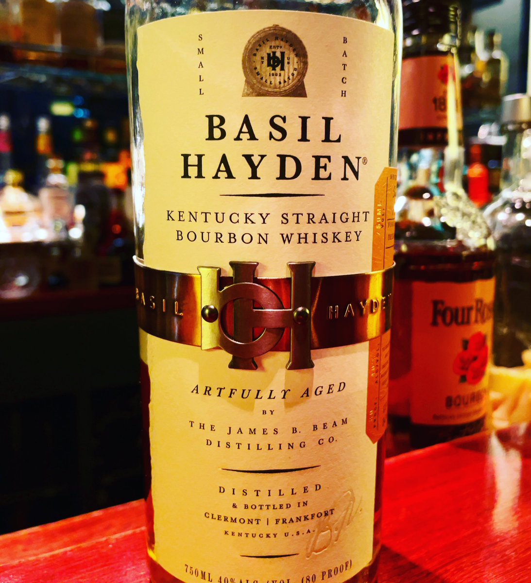 Tyrrell_YoneSan's tweet image. 最近の美味しい🤤記録…
ケンタッキーと言われればケンタッキーだけど…バーボンと言えばバーボンだけど…
全然違う味わいのボトル。美味しい😋
#bardece 
#ベイゼルヘイデン 
#basilhayden 
#twlc