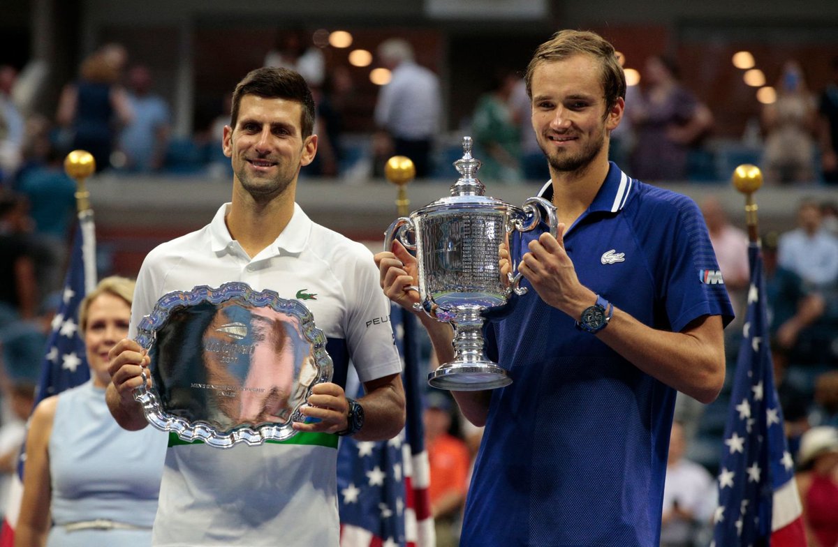 🔙 2021 Amerika Açık finalinde karşı karşıya gelen ikili bugün tekrar rakip oldular. 🇷🇸 Novak Djokovic rövanşı alıp 24. Grand Slam şampiyonluğuna mı ulaşacak? 🇷🇺 Daniil Medvedev 2021'de olduğu gibi rakibini yenip 2. kez kupanın sahibi mi olacak?