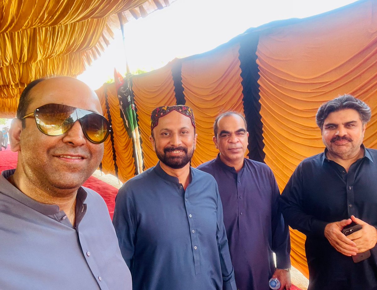 engrsikandarha1's tweet photo. پاکستان پیپلز پارٹی کے چیئرمین بلاول بھٹو زرداری فلٹر پلانٹ منصوبے کے افتتاح کے موقع پر خطاب کرتے ہوئے اس موقع پر سینیٹر عاجز دھامرہ مکیش چاولا ناسر شاہ سید غلام مصطفٰی شاہ آور دیگر بھی موجود ہیں 
@BBhuttoZardari @WaqarMehdiPPP1 @AajizDhamrah https://t.co/vCG6pzmeFK