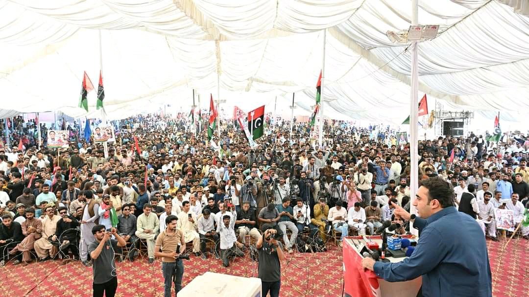 engrsikandarha1's tweet photo. پاکستان پیپلز پارٹی کے چیئرمین بلاول بھٹو زرداری فلٹر پلانٹ منصوبے کے افتتاح کے موقع پر خطاب کرتے ہوئے اس موقع پر سینیٹر عاجز دھامرہ مکیش چاولا ناسر شاہ سید غلام مصطفٰی شاہ آور دیگر بھی موجود ہیں 
@BBhuttoZardari @WaqarMehdiPPP1 @AajizDhamrah https://t.co/vCG6pzmeFK