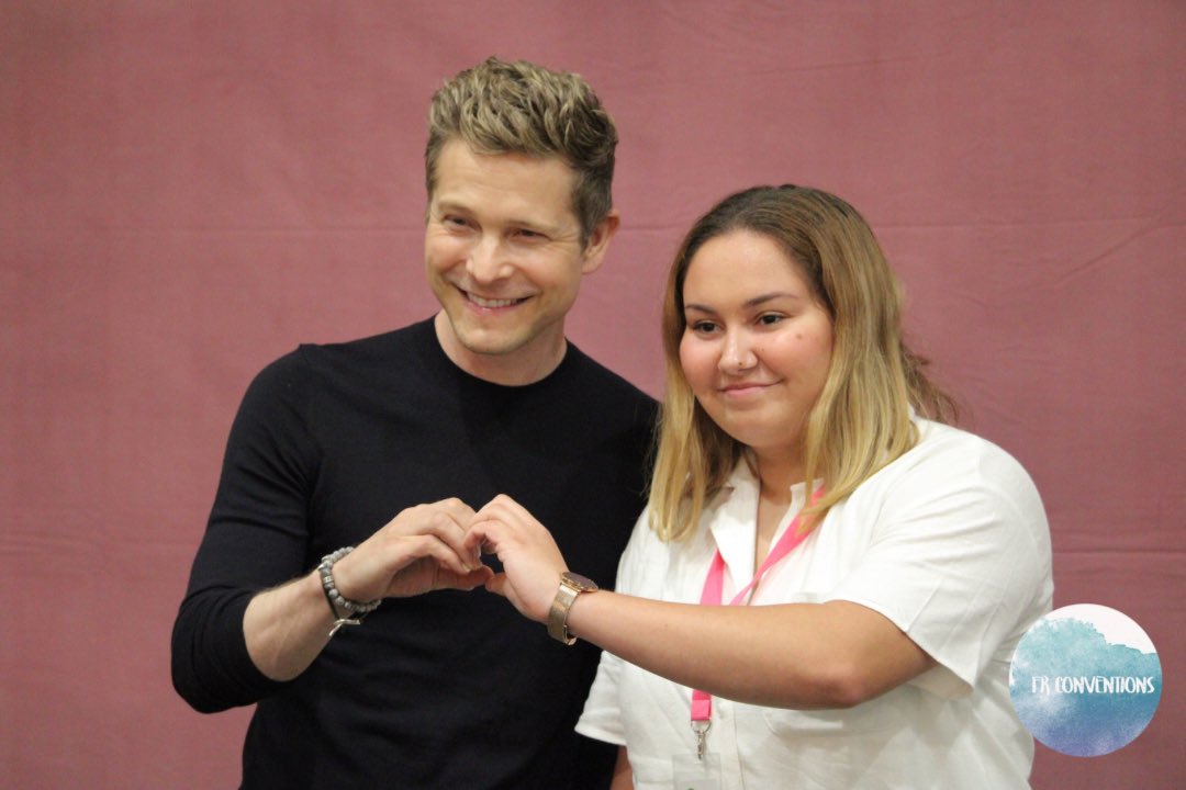 FrConventions's tweet photo. Matt Czuchry est le dernier à passer en photoshoots #FTLOF2 https://t.co/2wWlvUTvKr