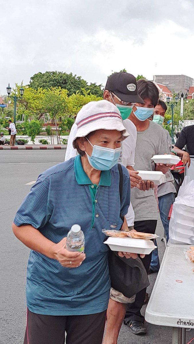 srdpt_ZNN's tweet photo. Happy birthday P'Zee!!💙🧡
We and @ZNNiTunesUS, donated 500 meals including boxed lunches, mineral water and snacks to the homeless in the name of Zee Pruk, wishing the best for P' Zee as well as his family @zee_pruk @BlackjellyDevil 
#HappyZeeDay_project2023 #วันเกิดซีพฤกษ์คนเท่ https://t.co/59ONotomX8