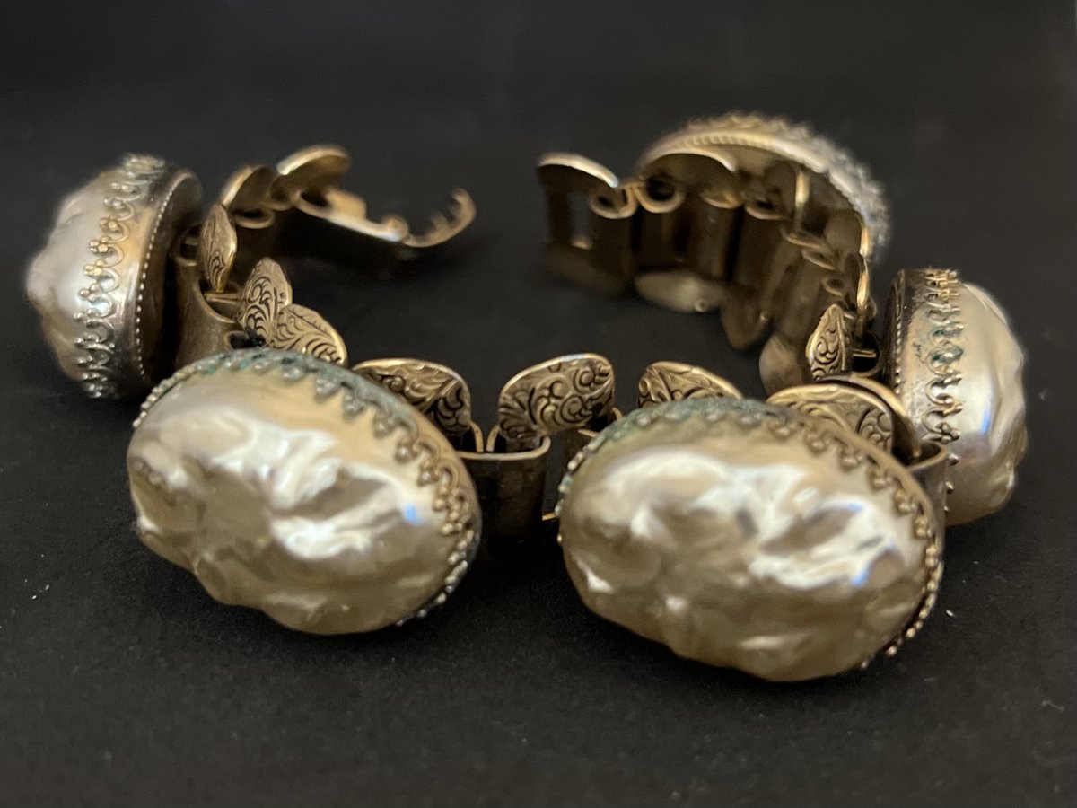 BEAUTIFUL #VINTAGE50s River Pearl Bracelet MCM 7' Flex Link Gold Tone 5 XL Faux #Cabochons #vintagejewelry #MCMjewelry #MCM #riverpearls #pearls #freshwaterpearls #uniquejewelry #vintage #ebayfinds #Bracelet #giftideas #holidaygifts #gifts ebay.com/itm/2663718972… #eBay via @eBay