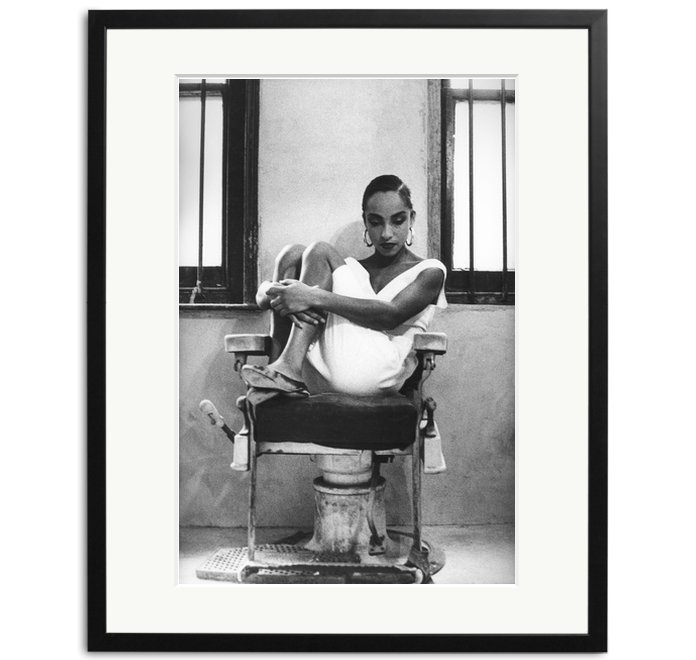 soniceditions's tweet photo. Photographer Peter Anderson catches Sade, the British Nigerian singer and songwriter, in a moment of self-reflection in 1986. https://t.co/VmVw3e3pwW