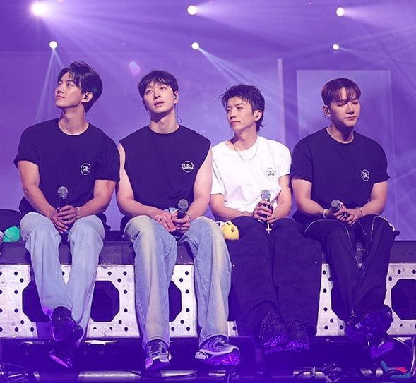 하필 검은옷 사이에 혼자 하얀옷인데 
옷도 살짝 한쪽으로 쏠려서 커보이고 ㅋㅋㅋㅋ
너무 ㅋㅋㅋㅋㅋㅋㅋㅋㅋㅋ 형들 사이에 낀 강쥐같고 ㅋㅋㅋ 
하필 바지에 삐영이도 있어가지고 ㅋㅋㅋ