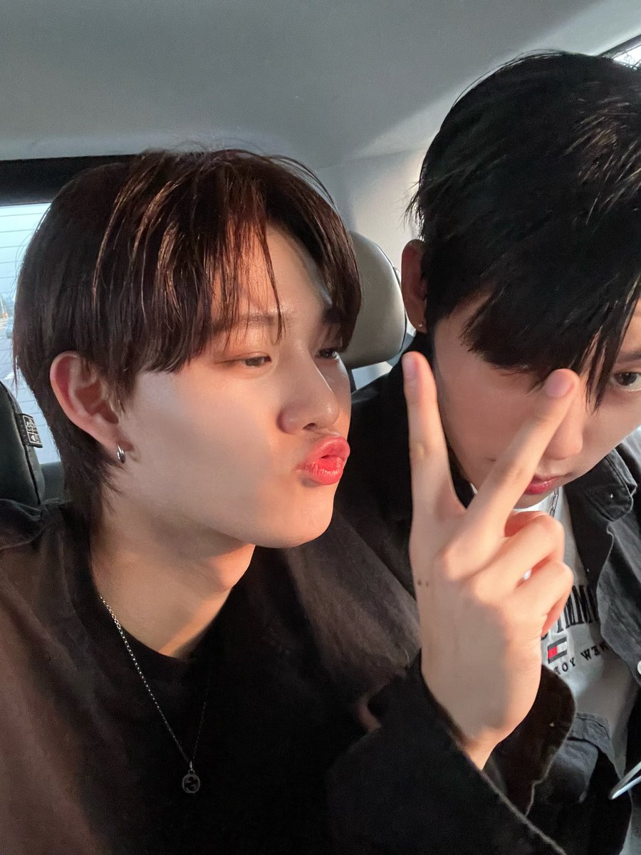 clover_ljh's tweet image. yunseo mnet plus post with jeonghyeon!! 🥺

“happy birthday lee jeonghyeon 💚🤍🥳🎉🥳🎉🥳🎉 HBD My Lee 🐺”
