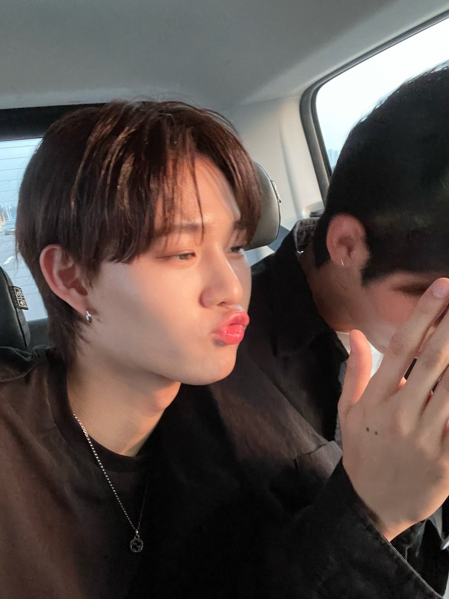 clover_ljh's tweet image. yunseo mnet plus post with jeonghyeon!! 🥺

“happy birthday lee jeonghyeon 💚🤍🥳🎉🥳🎉🥳🎉 HBD My Lee 🐺”