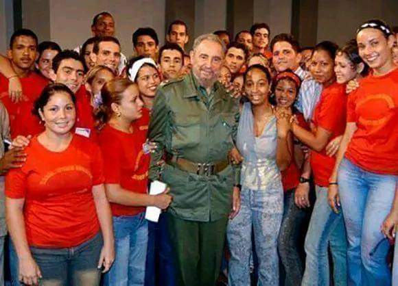 YamileRamosCord's tweet photo. #FidelPorSiempre ¡¡¡Adelante médicos del alma!!! 
Feliz 23 aniversario de la creación del programa de trabajadores sociales. #Cuba https://t.co/WZ9LaXXqmm