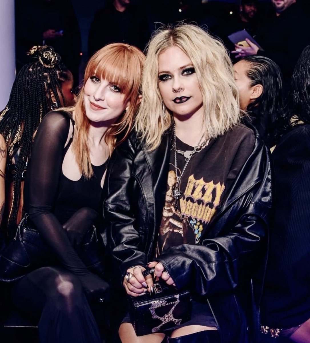 jutearsricochet's tweet photo. AVRIL LAVIGNE AND HAYLEY WILLIAMS https://t.co/ruNAHYydKv