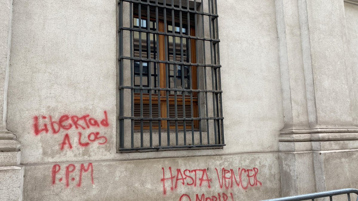 Estamos cada dia mejor. Los goliras encapuchados (antes luchadores sociales, jovenes incomprendidos y tabto mas) nos muestran su poder e impunidad. Decadente. Una copia del eden. Sin quejarse luego.