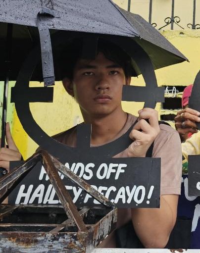 I am Drel of @KabataanLaguna and CAFS FC, and I stand in solidarity with human rights defenders as we 'Pose to Oppose' the draconian Terror Law.

#JunkTerrorLaw
#MartialLawAt51 
#DefendTheDefenders 
#DefendSouthernTagalog