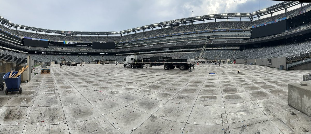 Chip3Baker's tweet photo. #DallasCowboys at #NYGiants  

👀 😮 #MetLifeStadium 

#NFL #SNF 

#IGottaGuy @EarlMorrell 

   @TheBigShooter3 https://t.co/9A161kylra