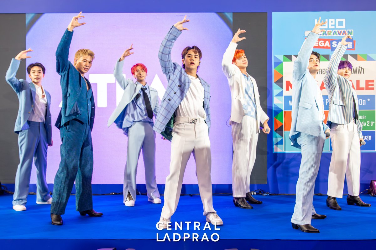 CentralLadprao's tweet image. ATLAS มาแล้วจ้า! ภาพบรรยากาศมินิคอนเสิร์ตในงาน IDEO CARAVAN MEGA SALE 🎤✨ นอกจากจะร้องเพลงเพราะ แล้วยังน่ารักกันทั้งวงเลย 🥰

📍 ลานโปรโมชัน ชั้น 1 เซ็นทรัล ลาดพร้าว

#Ananda #Anandadevelopment #อนันดา #IdeoCaravan #IdeoMobi #Ideo #ATLAS #เซ็นทรัลลาดพร้าว #CentralLadprao