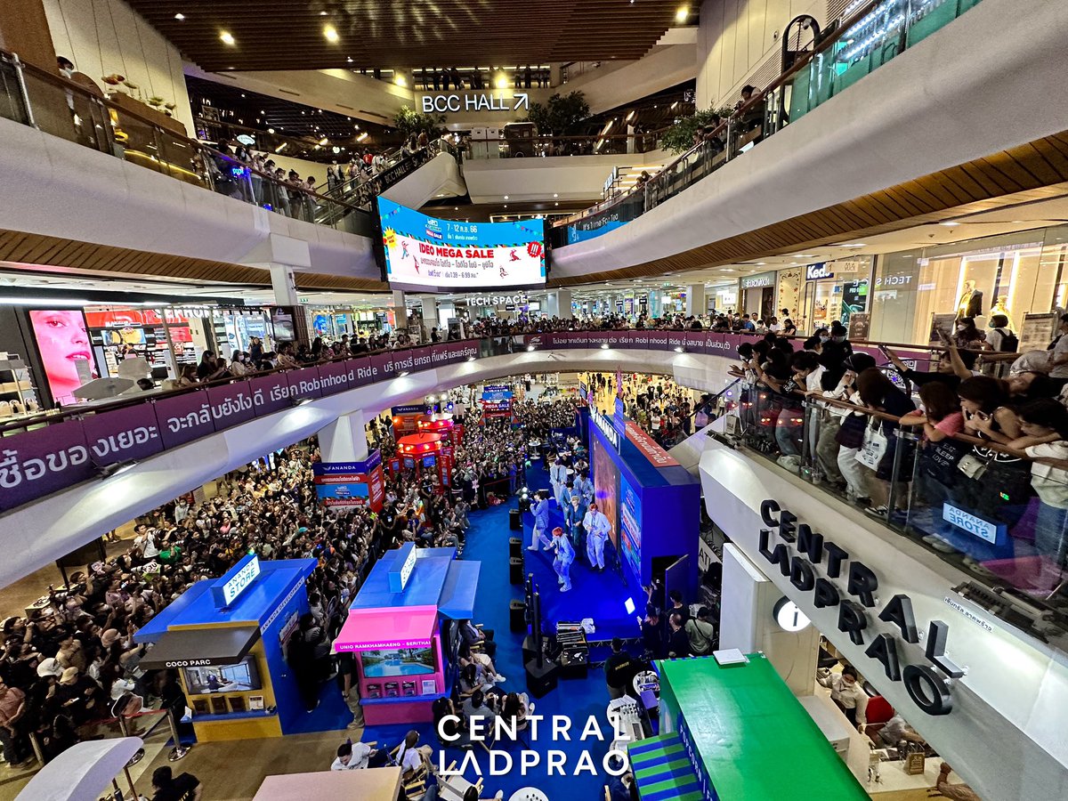 CentralLadprao's tweet image. ATLAS มาแล้วจ้า! ภาพบรรยากาศมินิคอนเสิร์ตในงาน IDEO CARAVAN MEGA SALE 🎤✨ นอกจากจะร้องเพลงเพราะ แล้วยังน่ารักกันทั้งวงเลย 🥰

📍 ลานโปรโมชัน ชั้น 1 เซ็นทรัล ลาดพร้าว

#Ananda #Anandadevelopment #อนันดา #IdeoCaravan #IdeoMobi #Ideo #ATLAS #เซ็นทรัลลาดพร้าว #CentralLadprao