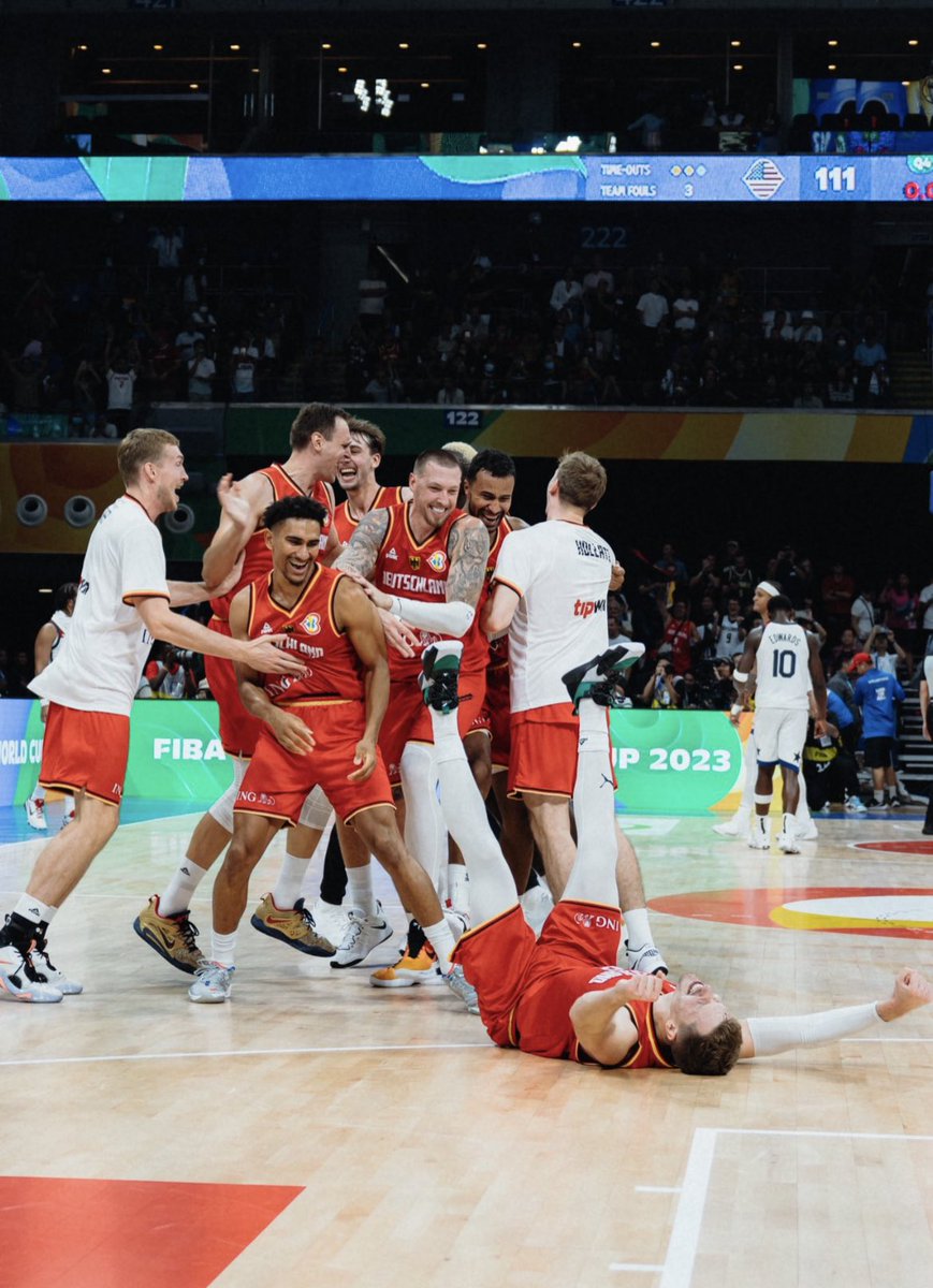 So ein schönes Bild <3 wären wir nur alle so miteinander :) 

#basketball #Weltmeister #FIBAWC2023