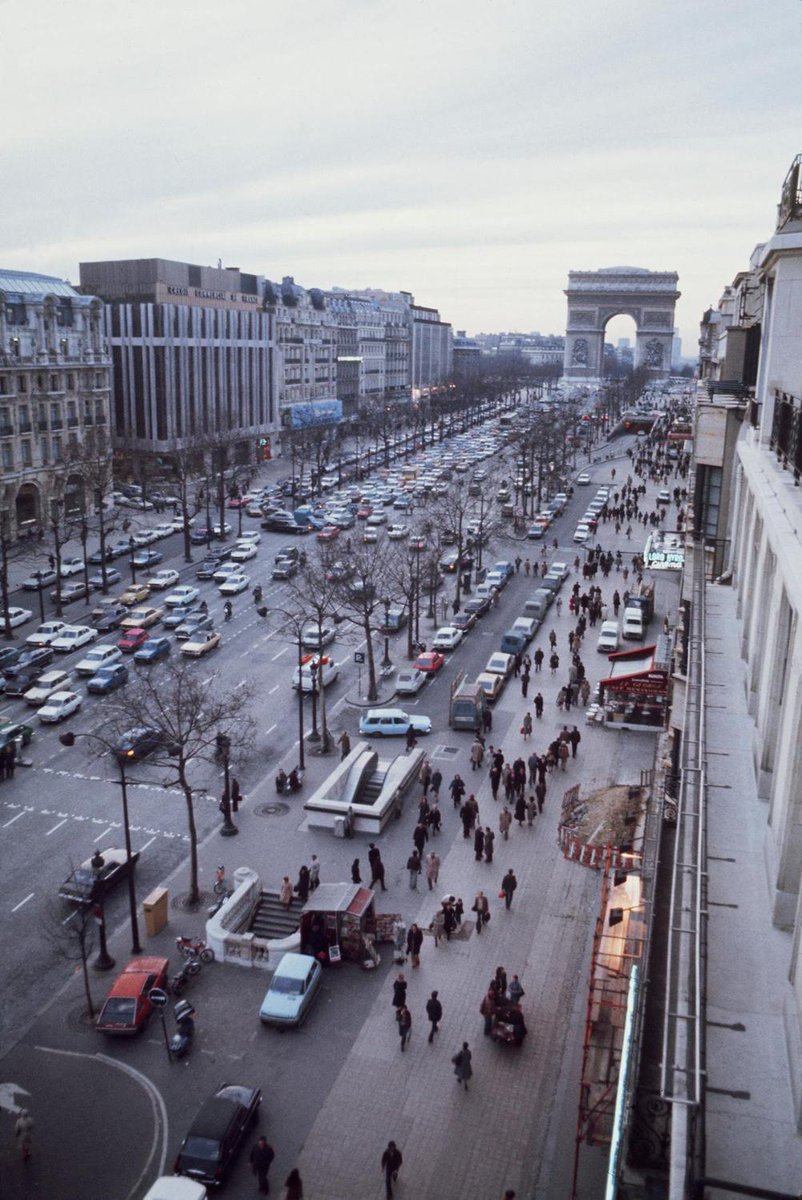 sudouest's tweet photo. Une vieille dame se défenestre depuis son » Hôtel de la folie » : on a lu le roman vrai de David Le Bailly https://t.co/D8r07ZzbRC https://t.co/fLbU8UHBsc