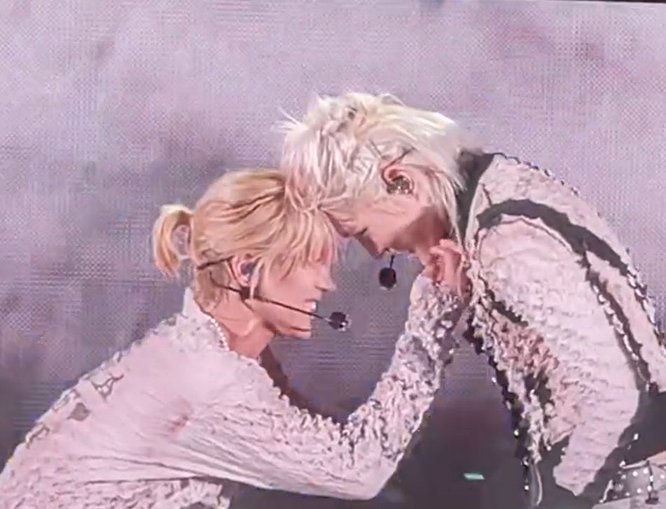 𝘓𝘰𝘷𝘦 𝘮𝘢𝘬𝘦𝘴 𝘜𝘴 tweet media