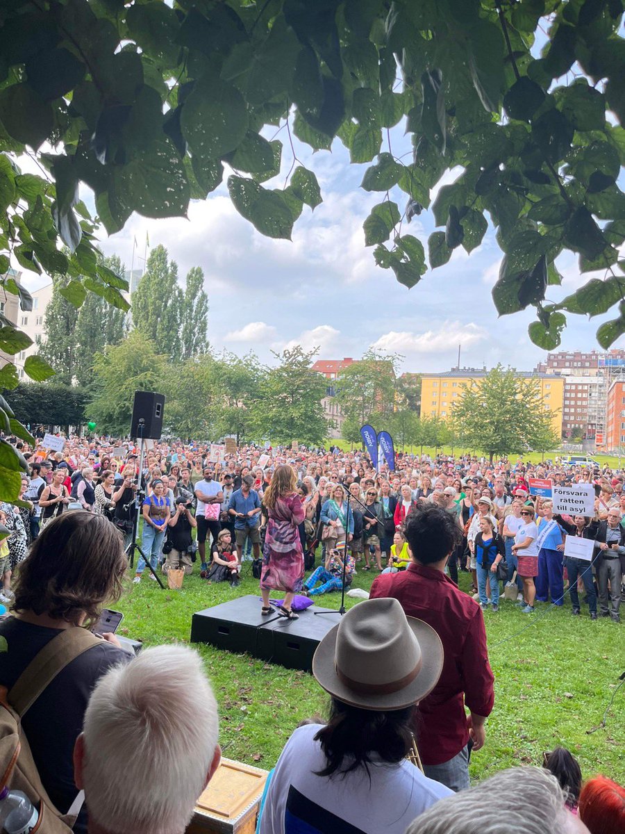 ElnaVeronica's tweet photo. För Visions medlemmar inom välfärden – så som socialtjänst, vård och skola – är det otänkbart att anmäla samma personer som de har i sitt grunduppdrag att erbjuda stöd och hjälp.
#viangerinte https://t.co/9kaKZmN9rx