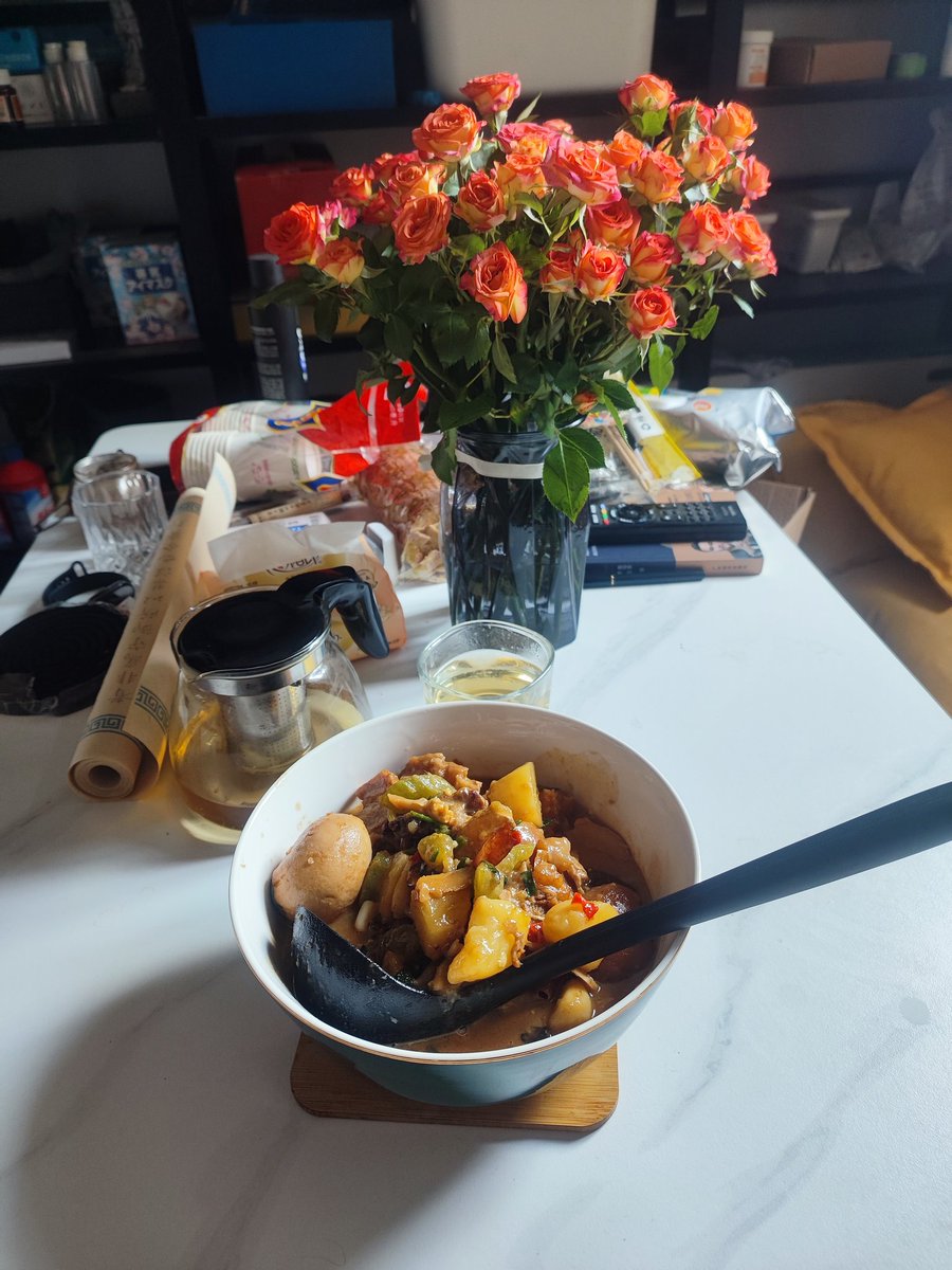 xiaohai0217's tweet photo. New life
对象做饭真的巨好吃
太好吃了吧，爱了爱了
他说想做猪蹄给我吃，一早就去买了食材，昨天吃的猪蹄汤，今天吃的酱香猪蹄
好幸福，第一次吃到对象做的饭 https://t.co/7jKuqOrSuI
