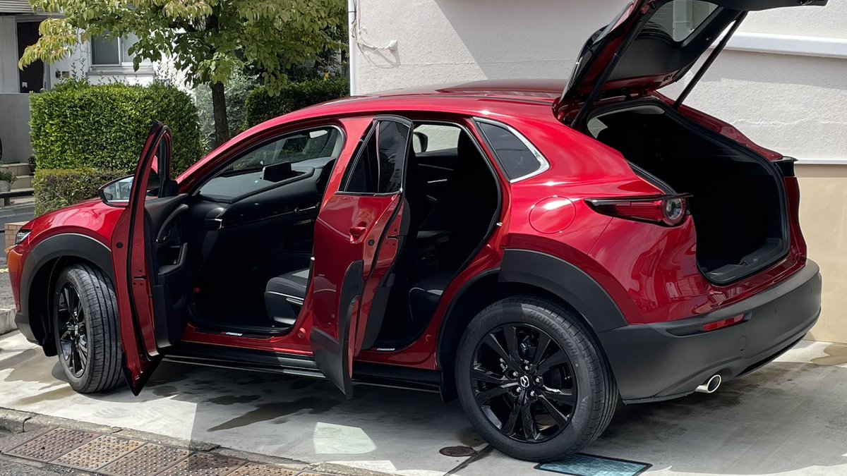 TRYHORN2's tweet photo. とりあえず新���(cx-30)を愛でて
おります…
この「ブラックトーンエディション」
というやつはドアやら後部ハッチやら
開くだけでとてもメカメカしさが出て
いいなあ…(自己満) https://t.co/gf49kN83sE