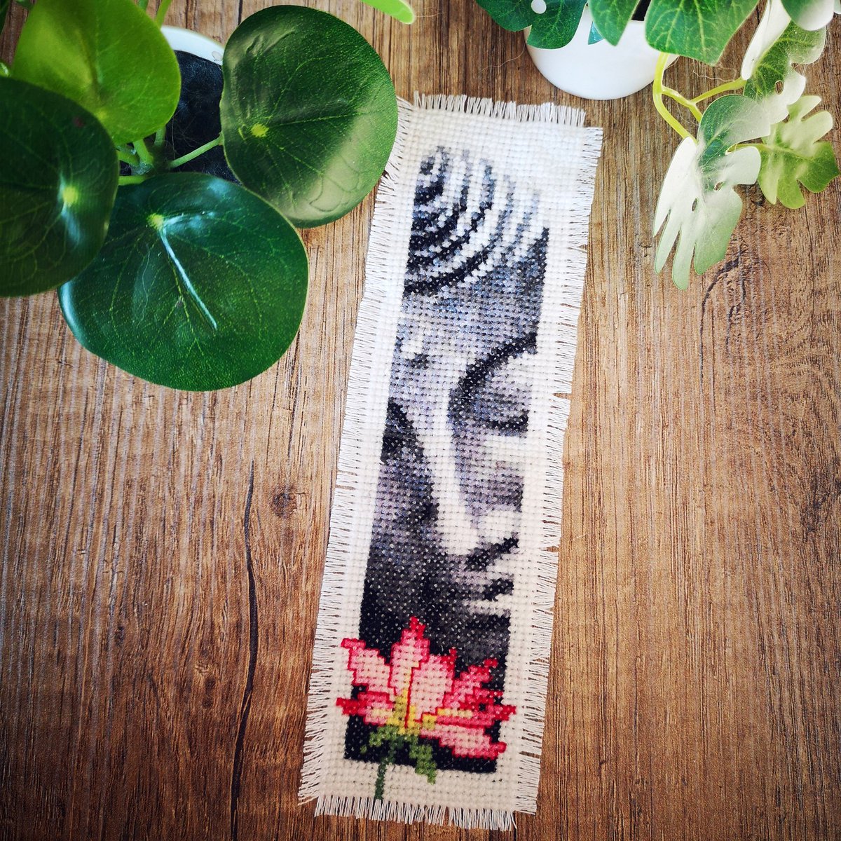 I embroidered myself a bookmark with cross stitch. 💕
It is my first attempt at embroidery.
I am very happy with the result and look forward to using the bookmark. 📕

#crossstich #crossstiching #embroidery #yarn #yarnaddict #yarnlove #handmade #handmadewithlove #handcrafted #diy