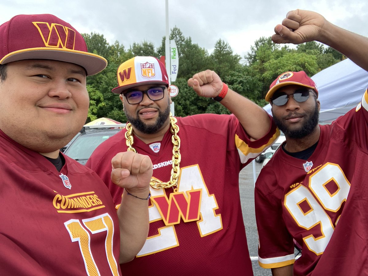 We here at @FedExField about to head to the Tailgate & pregame before Game Time baby. #HTTC #LeftHandUp