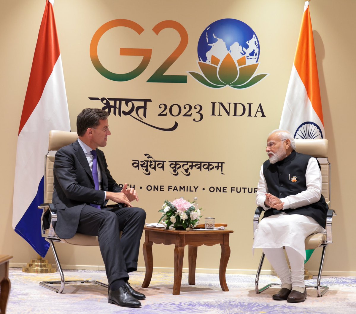 narendramodi's tweet photo. Buitengewoon aangename ontmoeting gehad met @MinPres Mark Rutte. We spraken over manieren om de vriendschap tussen onze naties te versterken. De reikwijdte van de samenwerking voor onze bedrijven is enorm. We kijken ook uit naar sterke banden op het gebied van schone energie, halfgeleiders, digitale technologie en meer.