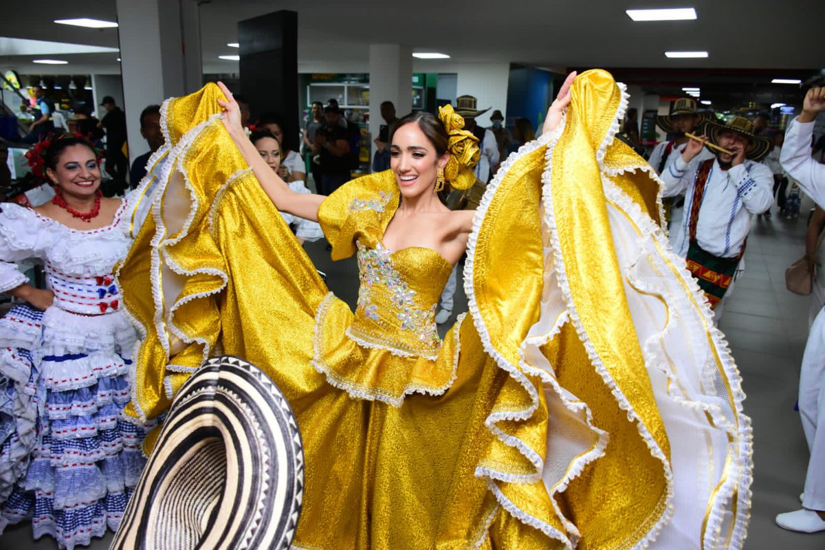 Carnaval_SA's tweet photo. ¡Llegó, Llegó, #LlegóLaReina! 🎉👑

Con su majestad la Cumbia, danza símbolo de nuestro #PatrimonioDeLaHumanidad, @el_gallogiro le da la bienvenida a @melissacurevi nuestra soberana 2024.

#CarnavalDeBarranquilla #QuienLoViveEsQuienLoGoza https://t.co/hB1VfLj25c