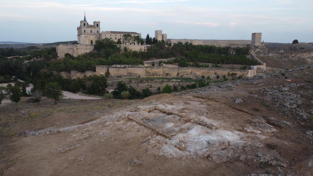 culturaenclm's tweet photo. Los trabajos arqueológicos del proyecto  “Uclés: De Madina Islámica a Cabecera de la Orden de Santiago III” (Cuenca), han localizado un importante hallazgo.  

✅ Se trata de un destacado ejemplo a nivel peninsular de mezquitas de este período ℹ️👉https://t.co/iAQkNrRve0 https://t.co/uybXHL4KUb