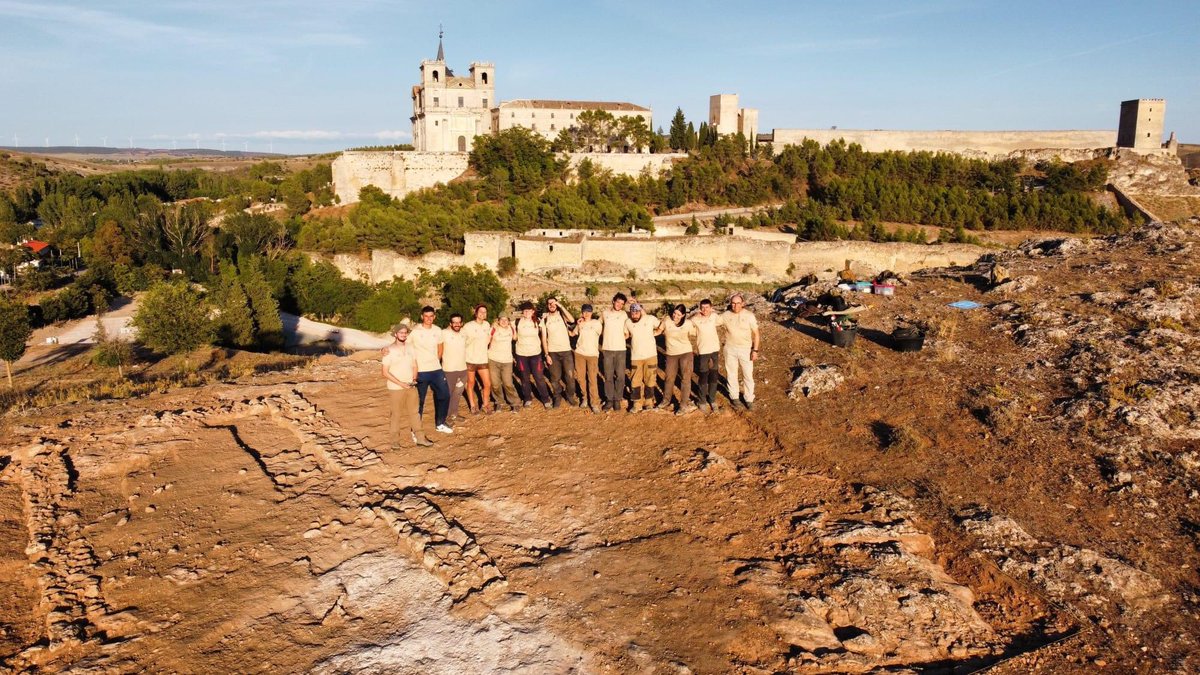 culturaenclm's tweet photo. Los trabajos arqueológicos del proyecto  “Uclés: De Madina Islámica a Cabecera de la Orden de Santiago III” (Cuenca), han localizado un importante hallazgo.  

✅ Se trata de un destacado ejemplo a nivel peninsular de mezquitas de este período ℹ️👉https://t.co/iAQkNrRve0 https://t.co/uybXHL4KUb