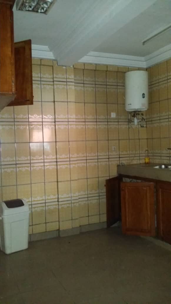 eprospel's tweet photo. #Douala
#Appartement Haut standing au rez de chaussée à #Makepe BM en bordure du goudron
Constitué de:
- 2 grande chambre avec placard
- 1 très grande salon avec lustres et lumières
- 3 douche bien équipe
- 1 grande cuisine bien aménager
- L'eau free et lumière prépayé
RT🔄 https://t.co/j8yIA0Bpxe