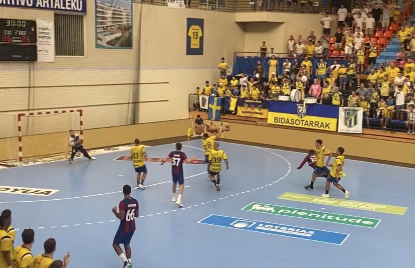 Inigo_irun's tweet photo. @nenufaratroz @FCBhandbol @ASOBAL Mira dónde está el balón y el marcador… https://t.co/W7Vhx6FW9t
