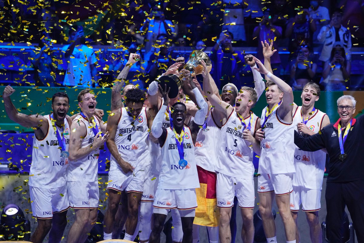 🏆 FÜR. IMMER. 🖤❤️💛 

WELTMEISTER! 🥇

 #TeamDeutschland #WirfuerD #RoadToParis #KoerbefuerD @DBB_Basketball 
📸 picture alliance