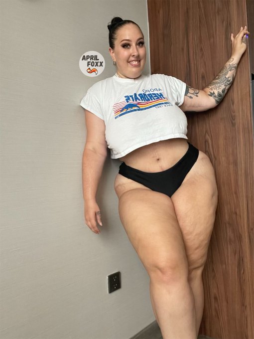 1 pic. Just lounging around today ? https://t.co/Qg3VOZLq1n