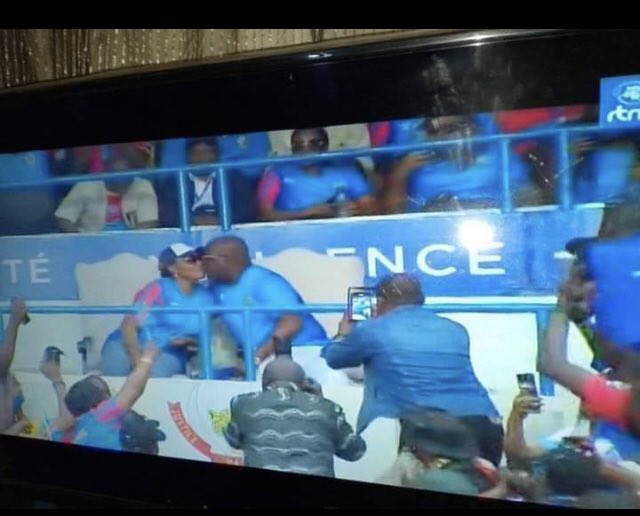 Pitsh7's tweet image. Congolais, il faut choisir entre quelqu'un qui fait des bisous à tout va  et  ton destin ...