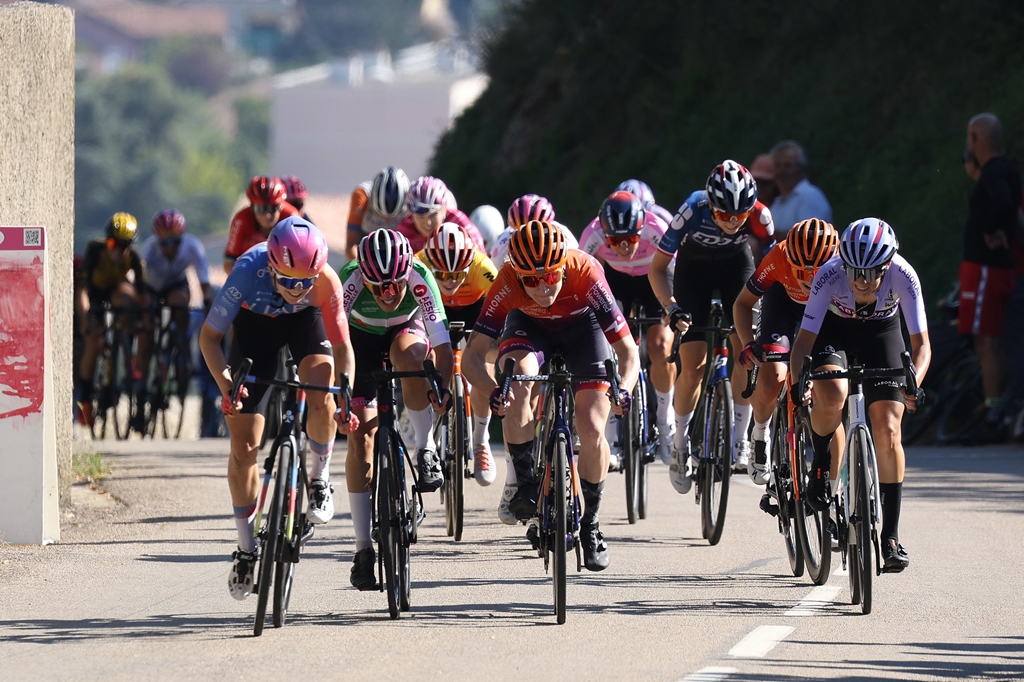 UAETeamADQ's tweet photo. In the 6th stage of the @TourArdecheOFF Olivia #Baril finished 2nd, outsprinting the group of the best riders who arrived 28" behind the solo winner Malcotti.
@EricaMagnaldi (11th) also held on to her 2nd place in GC. Alena #Ivanchenko kept the White Jersey
📸@SprintCycling https://t.co/YQruPg1XxH