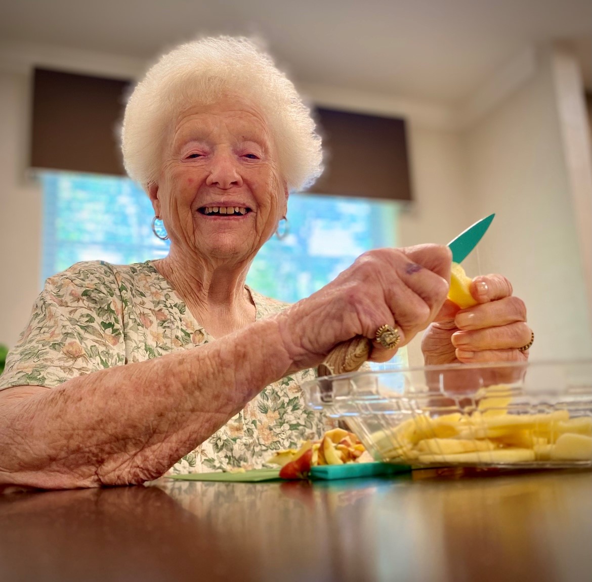 FranciscanHCC's tweet image. A group of friends gathering together to make home baked pies...it doesn&apos;t get any better than that! Apple 🍎 and peach 🍑 were the chosen flavors as we chatted, reminisced and baked our way into an afternoon of fun! #CreativeCooking #FallCSS #TrilogyLiving