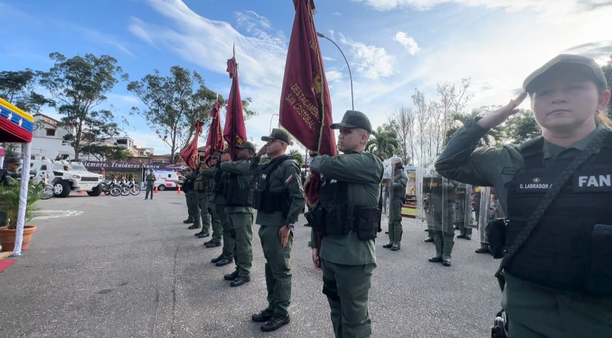 zoditachirasc21's tweet photo. La #FANB, llevó a cabo el acto de Transmisión de Mando de los Destacamentos 211, 213, 214, 21-2 de los Comandos Rurales y el DESUR de esta insigne Unidad Superior de la Guardia Nacional Bolivariana. https://t.co/Yxp6md7hmO